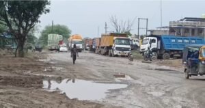 उद्घाटन में विकास के दावे, जेके प्लांट गेट की बदहाल सड़क ने खोली पोल