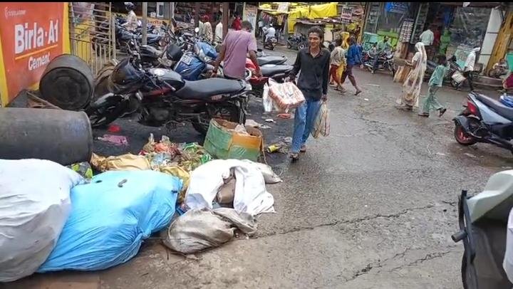 धारणी में कचरे का अंबार, सफाई व्यवस्था ठप, बीमारियों का बढ़ा ख़तरा 1 धारणी में कचरे का अंबार, सफाई व्यवस्था ठप, बीमारियों का बढ़ा ख़तरा | New India Times