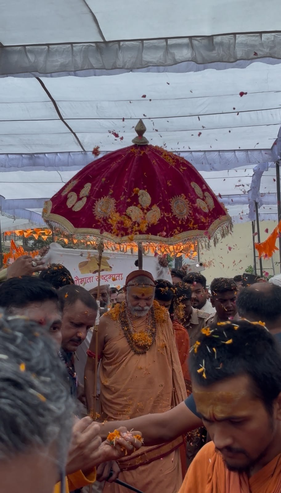 गविष्ठी यात्रा में उमड़ा जनसैलाब, शंकराचार्य के स्वागत में गोला गोकर्णनाथ बना आस्था का केंद्र 1 गविष्ठी यात्रा में उमड़ा जनसैलाब, शंकराचार्य के स्वागत में गोला गोकर्णनाथ बना आस्था का केंद्र | New India Times