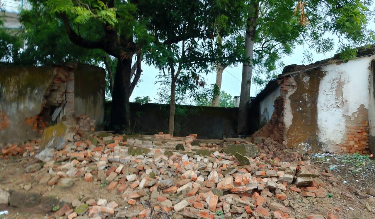 बारिश में ढही डुंगरिया पोस्ट ऑफिस की जर्जर बाउंड्री वॉल, बड़ा हादसा टला 1 बारिश में ढही डुंगरिया पोस्ट ऑफिस की जर्जर बाउंड्री वॉल, बड़ा हादसा टला | New India Times