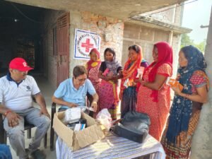 भीषण गर्मी के बीच थारू जनजाति गांवों में राहत: रेडक्रॉस खीरी ने लगाया निःशुल्क चिकित्सा शिविर