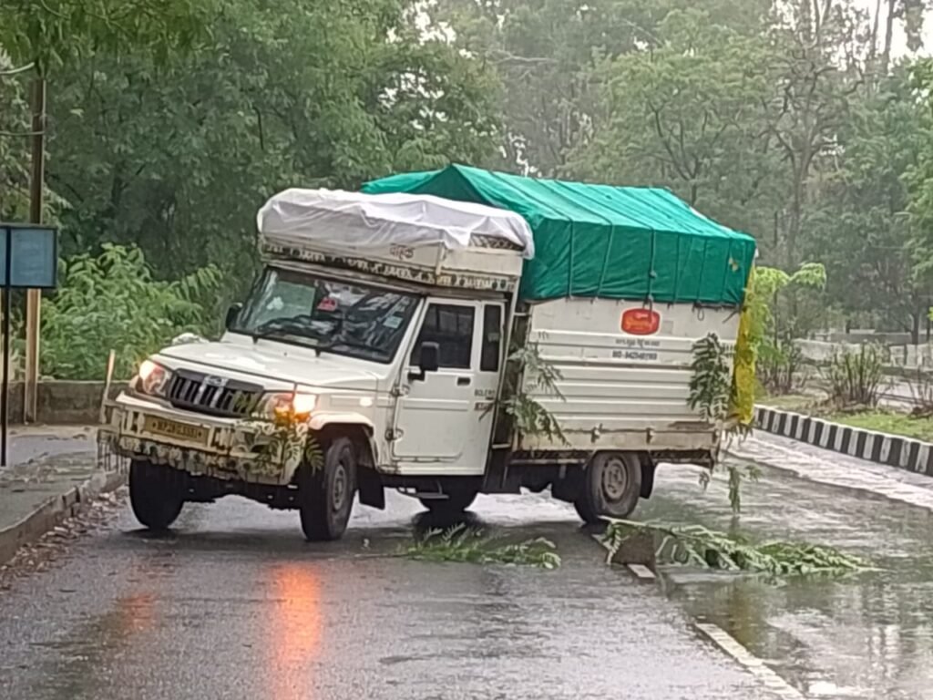 कमानी टूटने से सड़क पर फंसा मालवाहक पिकअप, राहगीरों को घंटों हुई परेशानी 2 कमानी टूटने से सड़क पर फंसा मालवाहक पिकअप, राहगीरों को घंटों हुई परेशानी | New India Times