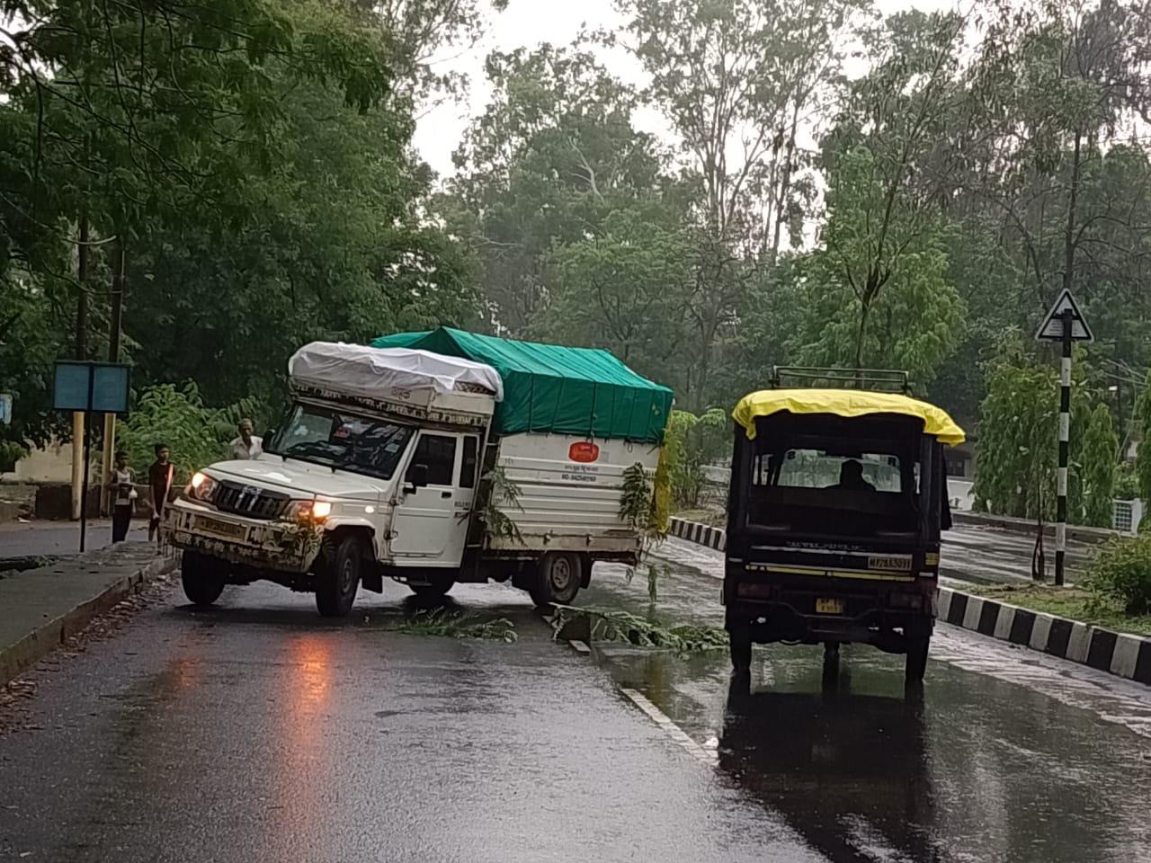 कमानी टूटने से सड़क पर फंसा मालवाहक पिकअप, राहगीरों को घंटों हुई परेशानी 1 कमानी टूटने से सड़क पर फंसा मालवाहक पिकअप, राहगीरों को घंटों हुई परेशानी | New India Times
