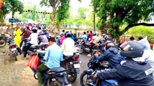 आधा घंटे बंद रहा रेलवे फाटक, लगा लंबा जाम, ओवरब्रिज की मांग तेज़
