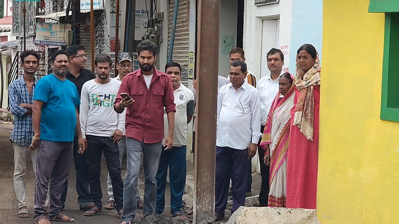 सड़क किनारे लगाया जा रहा बिजली का पोल बना हादसों की आशंका, कांग्रेस नेता का हस्तक्षेप 1 सड़क किनारे लगाया जा रहा बिजली का पोल बना हादसों की आशंका, कांग्रेस नेता का हस्तक्षेप | New India Times