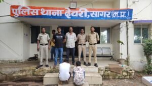 छह माह में हुई तीन चोरियों का खुलासा, दो आरोपी गिरफ्तार; 17 बोरी मूंग-चना व बाइक जब्त
