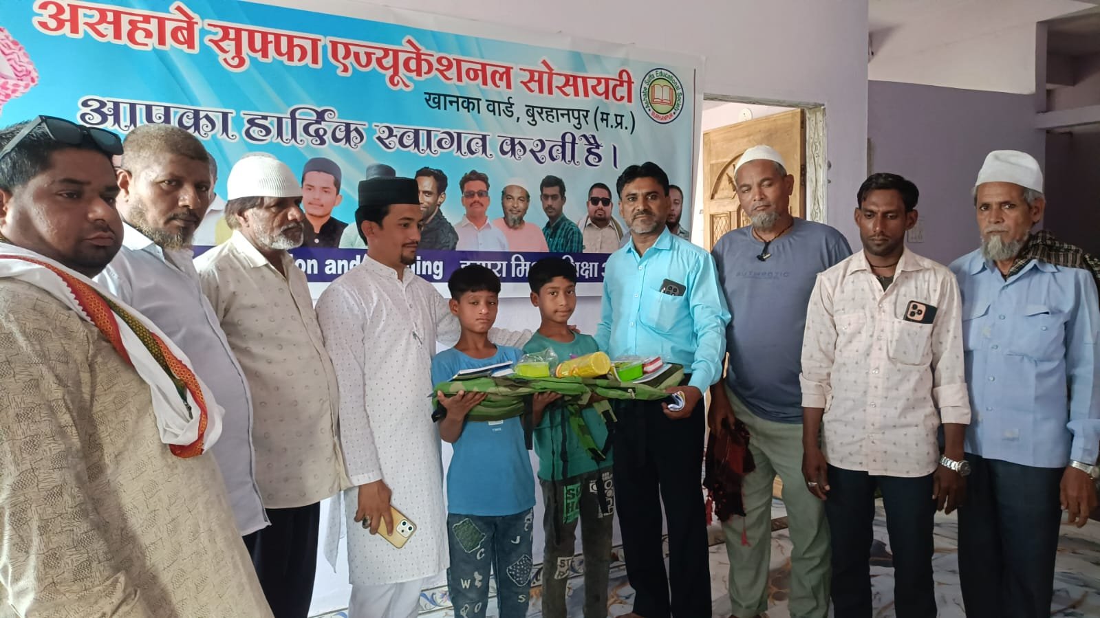 असहाबे सूफ़्फा एजुकेशनल वेलफेयर सोसाइटी ने 300 जरूरतमंद बच्चों को वितरित की शिक्षा सामग्री, 'बच्चा पढ़े, आगे बढ़े' अभियान को मिला जनसमर्थन | New India Times