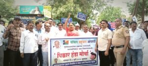 गरीब लोगों के घरों में घुसा गटर का पानी : भुसावल में पेयजल के लिए सड़क पर उतरे लोग