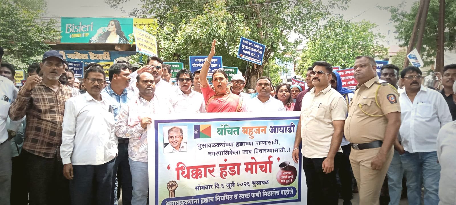 गरीब लोगों के घरों में घुसा गटर का पानी : भुसावल में पेयजल के लिए सड़क पर उतरे लोग 1 गरीब लोगों के घरों में घुसा गटर का पानी : भुसावल में पेयजल के लिए सड़क पर उतरे लोग | New India Times