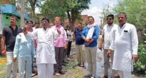 अमानगंज में कांग्रेस का अनूठा विरोध: जर्जर सड़क पर की धान की रोपाई, गड्ढे का मनाया तीसरा ‘जन्मदिन’