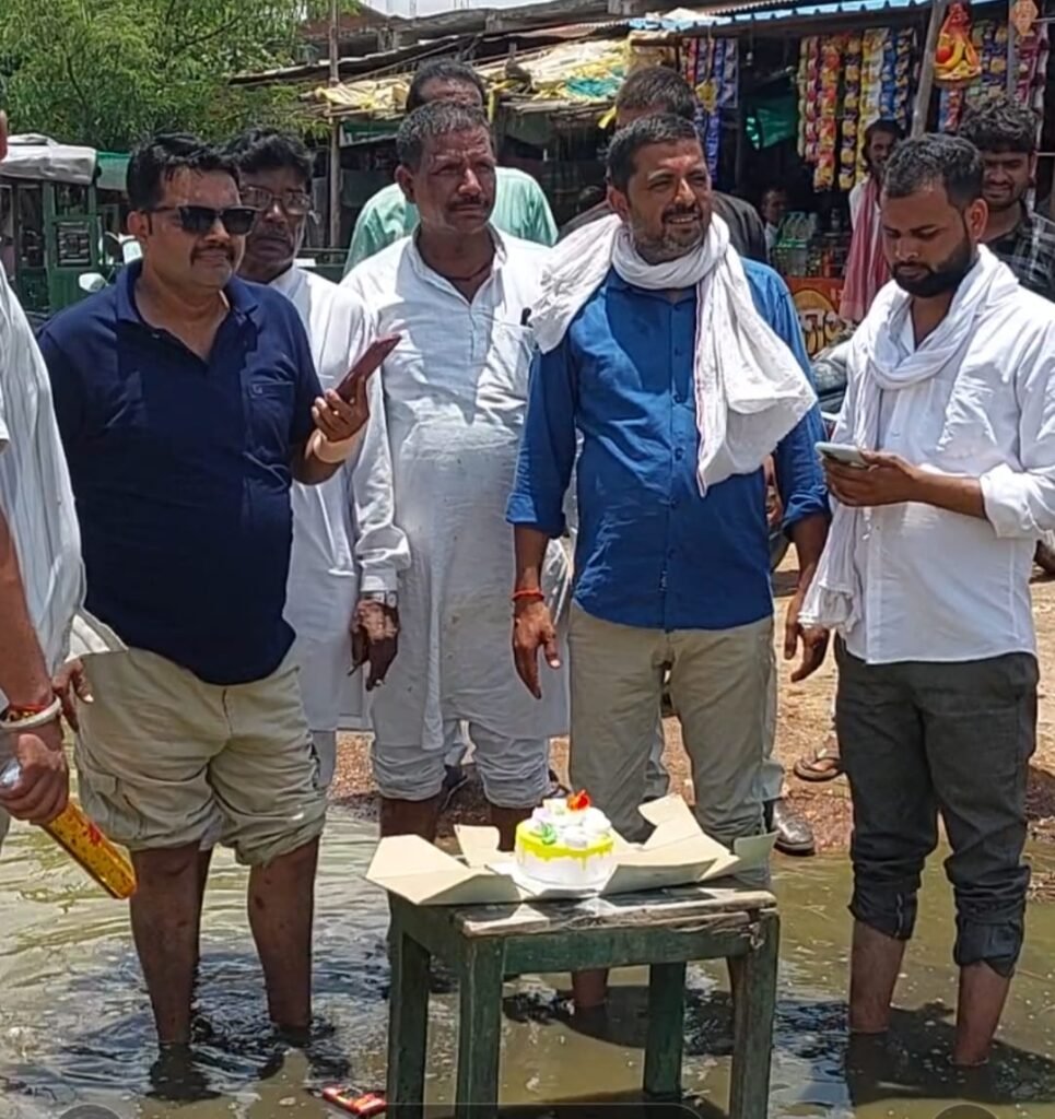 अमानगंज में कांग्रेस का अनूठा विरोध: जर्जर सड़क पर की धान की रोपाई, गड्ढे का मनाया तीसरा 'जन्मदिन' 2 अमानगंज में कांग्रेस का अनूठा विरोध: जर्जर सड़क पर की धान की रोपाई, गड्ढे का मनाया तीसरा 'जन्मदिन' | New India Times