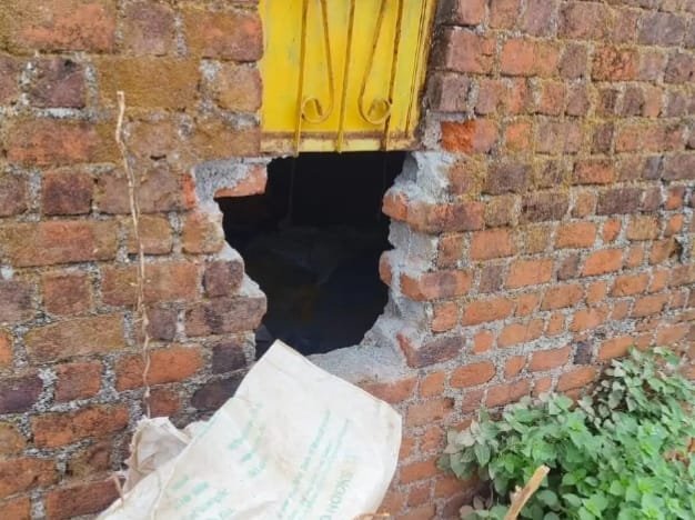 इलाज के लिए अस्पताल गया परिवार, सूने मकान में सेंध लगाकर आधा किलो चांदी के जेवर और नकदी चोरी 2 इलाज के लिए अस्पताल गया परिवार, सूने मकान में सेंध लगाकर आधा किलो चांदी के जेवर और नकदी चोरी | New India Times