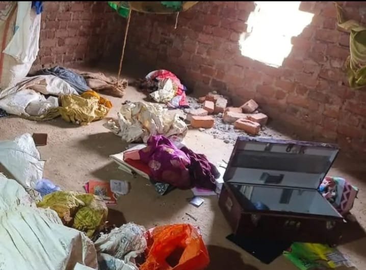 इलाज के लिए अस्पताल गया परिवार, सूने मकान में सेंध लगाकर आधा किलो चांदी के जेवर और नकदी चोरी 1 इलाज के लिए अस्पताल गया परिवार, सूने मकान में सेंध लगाकर आधा किलो चांदी के जेवर और नकदी चोरी | New India Times