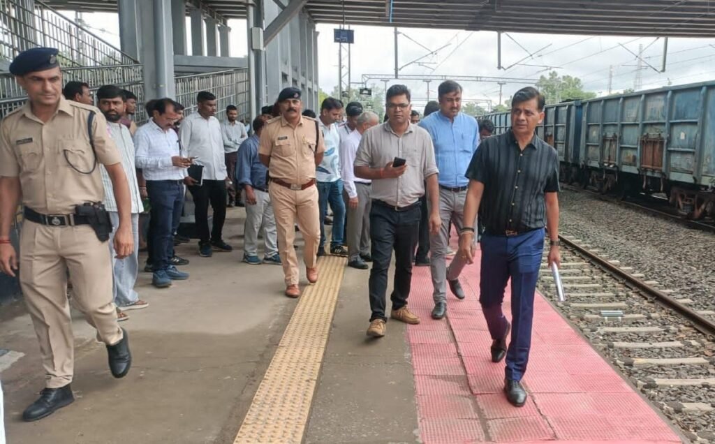 डीआरएम विनायक गर्ग ने जुन्नारदेव रेलवे स्टेशन का किया निरीक्षण, रेलवे डबल लाइन की मांग उठी 2 डीआरएम विनायक गर्ग ने जुन्नारदेव रेलवे स्टेशन का किया निरीक्षण, रेलवे डबल लाइन की मांग उठी | New India Times