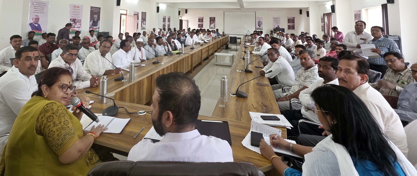 पंचायतवार समीक्षा बैठकों में अर्चना चिटनिस ने विकास कार्यों की प्रगति परखी, बाधाएं दूर कर समयबद्ध क्रियान्वयन के दिए निर्देश | New India Times