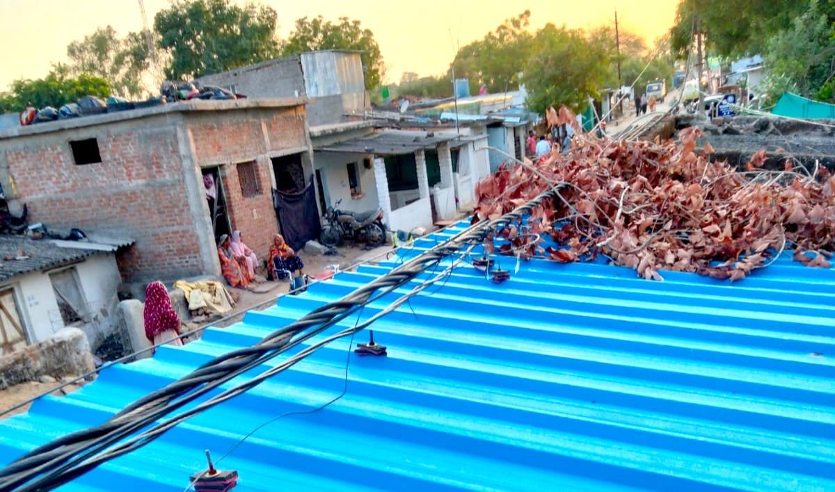 एक माह से मकान की छत पर झूल रही एलटी लाइन, बिजली विभाग की लापरवाही से बड़े हादसे का खतरा 1 एक माह से मकान की छत पर झूल रही एलटी लाइन, बिजली विभाग की लापरवाही से बड़े हादसे का खतरा | New India Times
