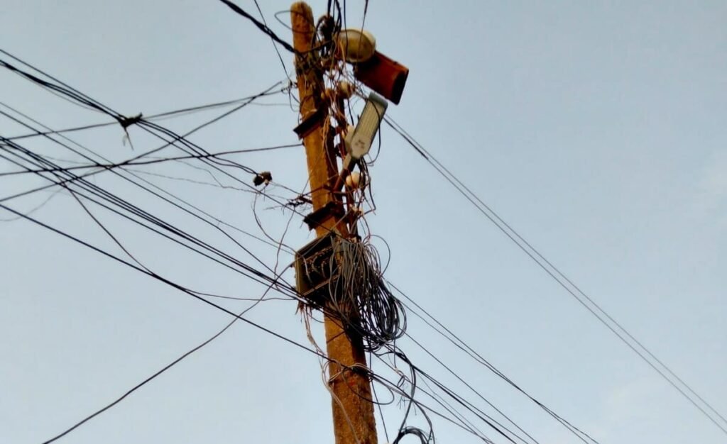 एक माह से मकान की छत पर झूल रही एलटी लाइन, बिजली विभाग की लापरवाही से बड़े हादसे का खतरा 2 एक माह से मकान की छत पर झूल रही एलटी लाइन, बिजली विभाग की लापरवाही से बड़े हादसे का खतरा | New India Times