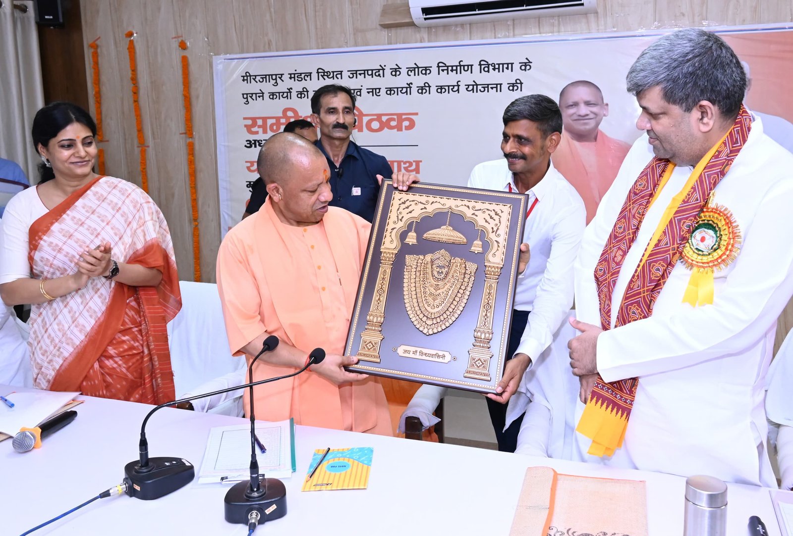 विन्ध्याचल में CM योगी का दौरा: मां विन्ध्यवासिनी के दर्शन, कारीडोर निरीक्षण और सड़कों को स्मार्ट बनाने के निर्देश 1 विन्ध्याचल में CM योगी का दौरा: मां विन्ध्यवासिनी के दर्शन, कारीडोर निरीक्षण और सड़कों को स्मार्ट बनाने के निर्देश | New India Times