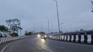 जुन्नारदेव ओवरब्रिज की स्ट्रीट लाइट व्यवस्था पर उठे सवाल, बिजली फिटिंग में लापरवाही से हादसे की आशंका