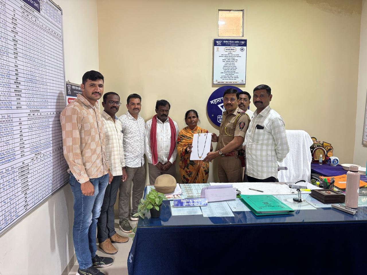 अकोट पुलिस की तत्परता से महिला के खोए सोने के आभूषण सुरक्षित बरामद, परिवार ने जताया आभार | New India Times
