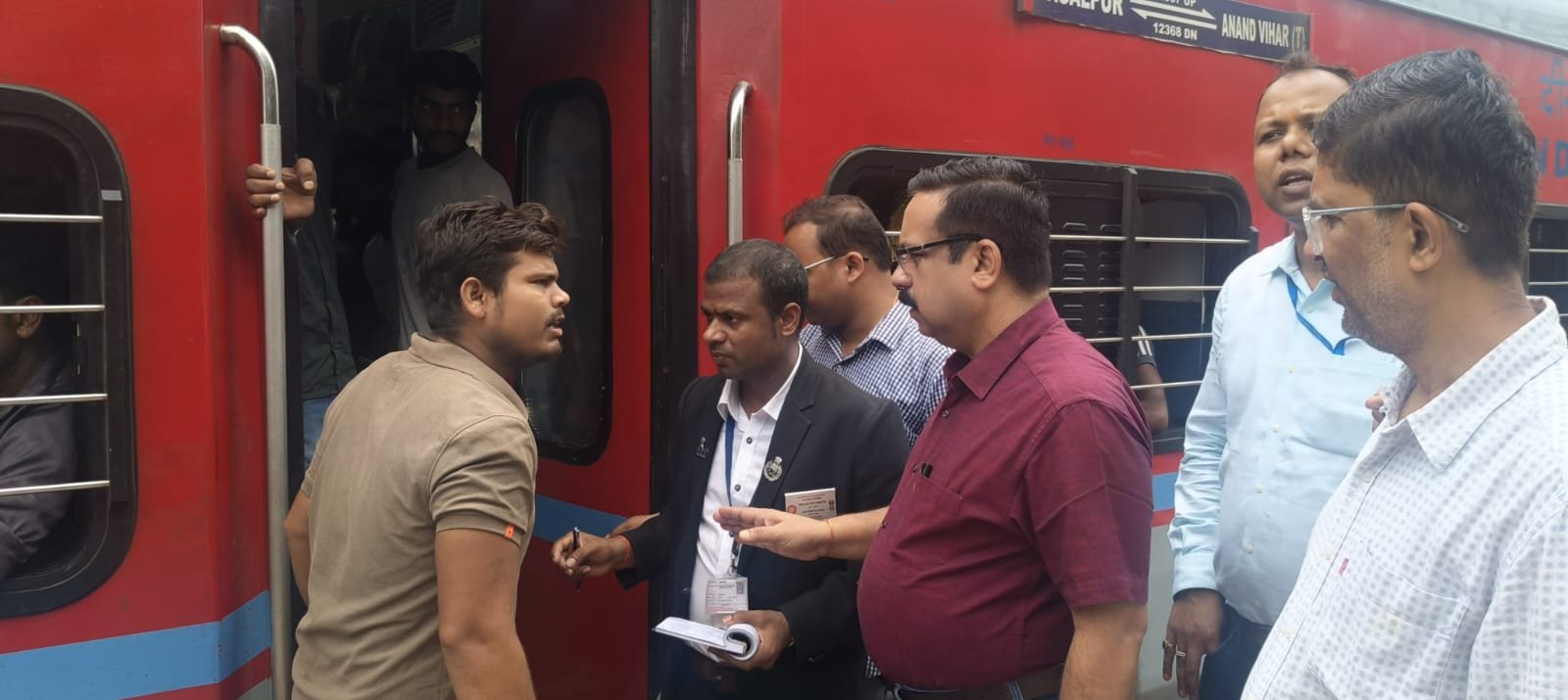 भागलपुर रेलखंड में सघन जांच: 618 बिना टिकट यात्री पकड़े, ₹6.83 लाख वसूले 1 भागलपुर रेलखंड में सघन जांच: 618 बिना टिकट यात्री पकड़े, ₹6.83 लाख वसूले | New India Times