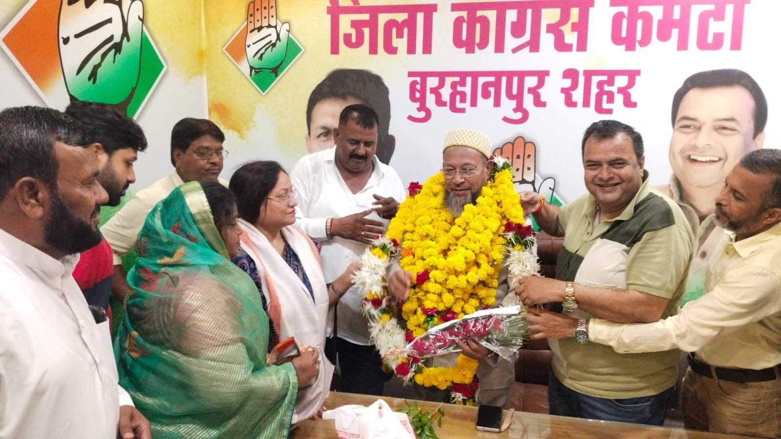 जिला कांग्रेस कार्यालय में धूमधाम से मनाया गया प्रवक्ता मुल्ला तफज्जुल हुसैन मुलायमवाला का जन्मदिन, नेताओं व कार्यकर्ताओं ने किया सम्मान | New India Times
