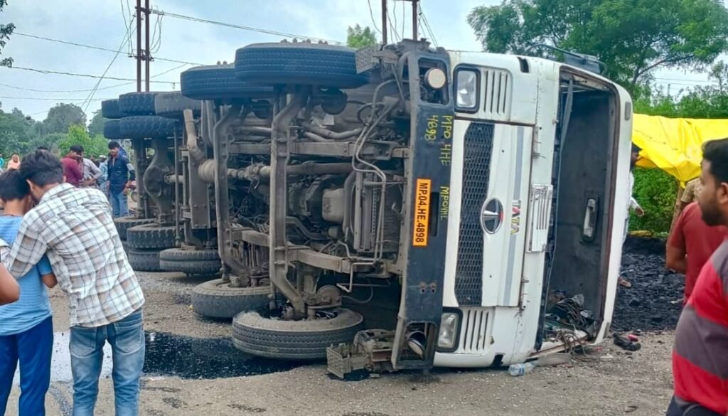 सग्गम घाटी में कोयले से भरे ट्रक ने बाइक को मारी टक्कर, 5 घायल; दो की हालत गंभीर, पुलिस जांच में जुटी | New India Times