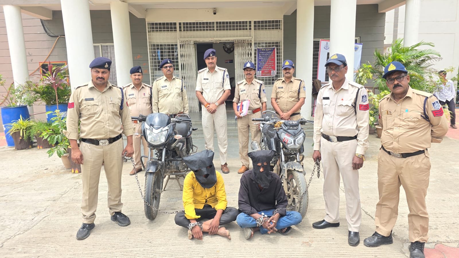 पीथमपुर पुलिस ने लूटकांड का 24 घंटे में किया खुलासा, दो आरोपी गिरफ्तार 1 पीथमपुर पुलिस ने लूटकांड का 24 घंटे में किया खुलासा, दो आरोपी गिरफ्तार | New India Times