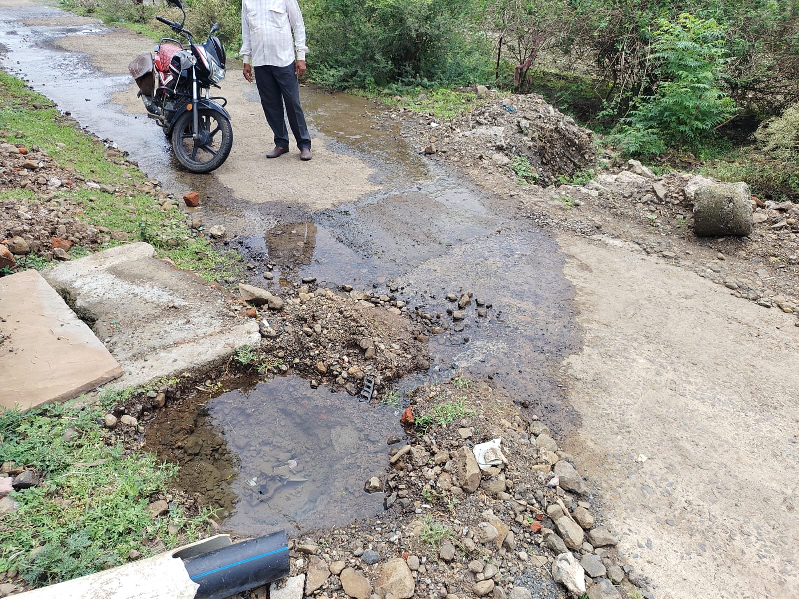 अतिक्रमण से नल-जल योजना पर संकट: पाइपलाइन क्षतिग्रस्त, हजारों लीटर पानी बर्बाद 1 अतिक्रमण से नल-जल योजना पर संकट: पाइपलाइन क्षतिग्रस्त, हजारों लीटर पानी बर्बाद | New India Times
