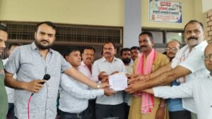 11वीं प्रवेश संकट पर भड़का जनाक्रोश: संदीपनी स्कूल के सामने धरना, 20 जुलाई तक सभी को दाखिले का आश्वासन