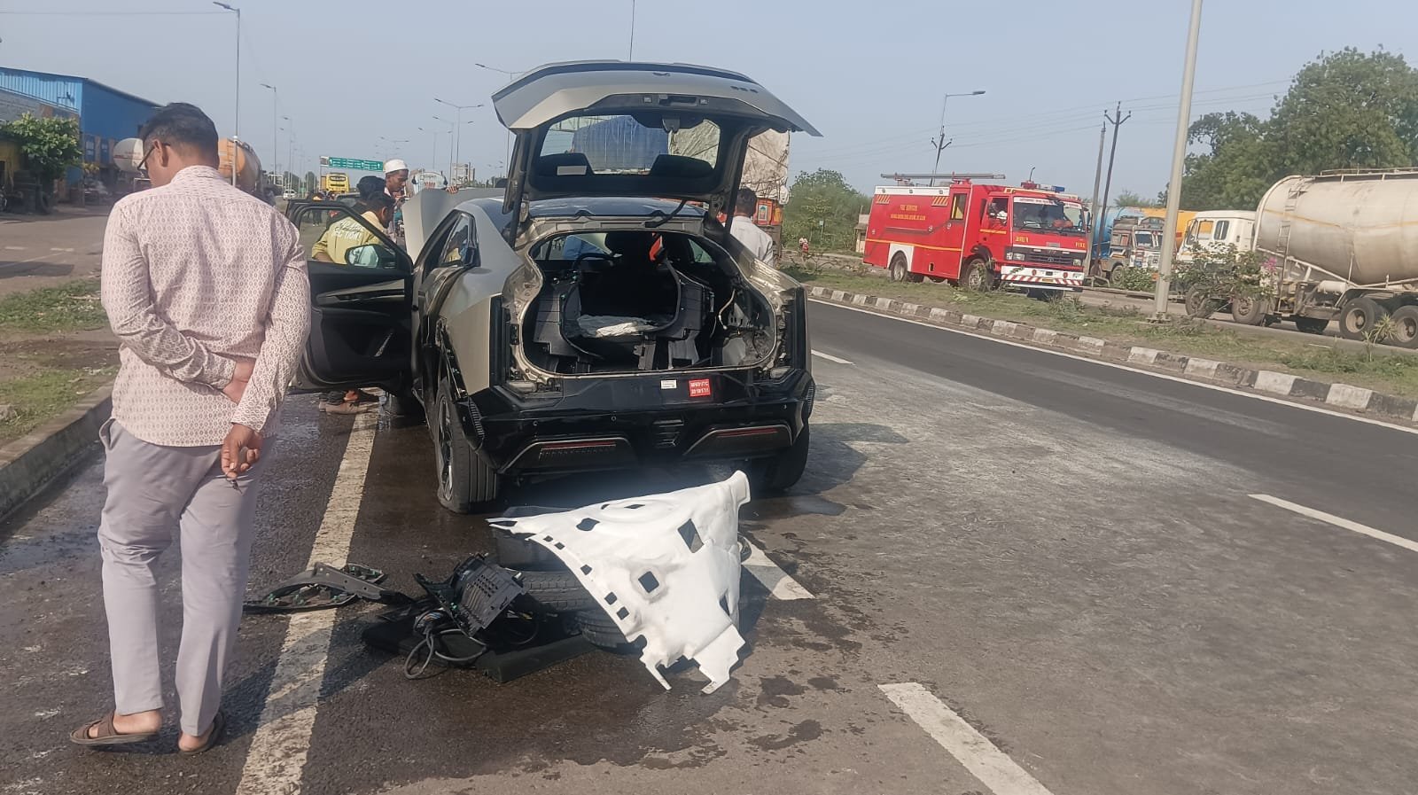 महिंद्रा की इलेक्ट्रिक कार में अचानक लगी भीषण आग, चालक सुरक्षित 1 महिंद्रा की इलेक्ट्रिक कार में अचानक लगी भीषण आग, चालक सुरक्षित | New India Times