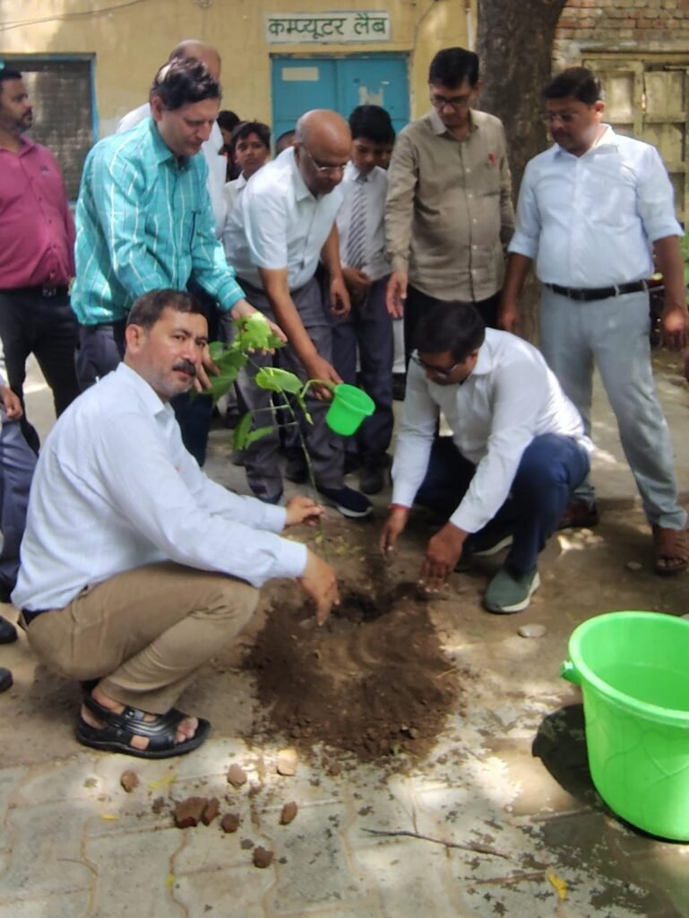 इस्लामिया इंटर कॉलेज में 'महा वृक्षारोपण अभियान-2026' का आयोजन, छात्रों को पर्यावरण संरक्षण का संदेश 2 इस्लामिया इंटर कॉलेज में 'महा वृक्षारोपण अभियान-2026' का आयोजन, छात्रों को पर्यावरण संरक्षण का संदेश | New India Times