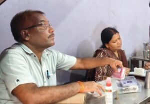 जुन्नारदेव में खाद्य विभाग की बड़ी कार्रवाई, पांच प्रतिष्ठानों से लिए नमूने; अखबारी कागज और स्टेपलर पिन के उपयोग पर सख्ती