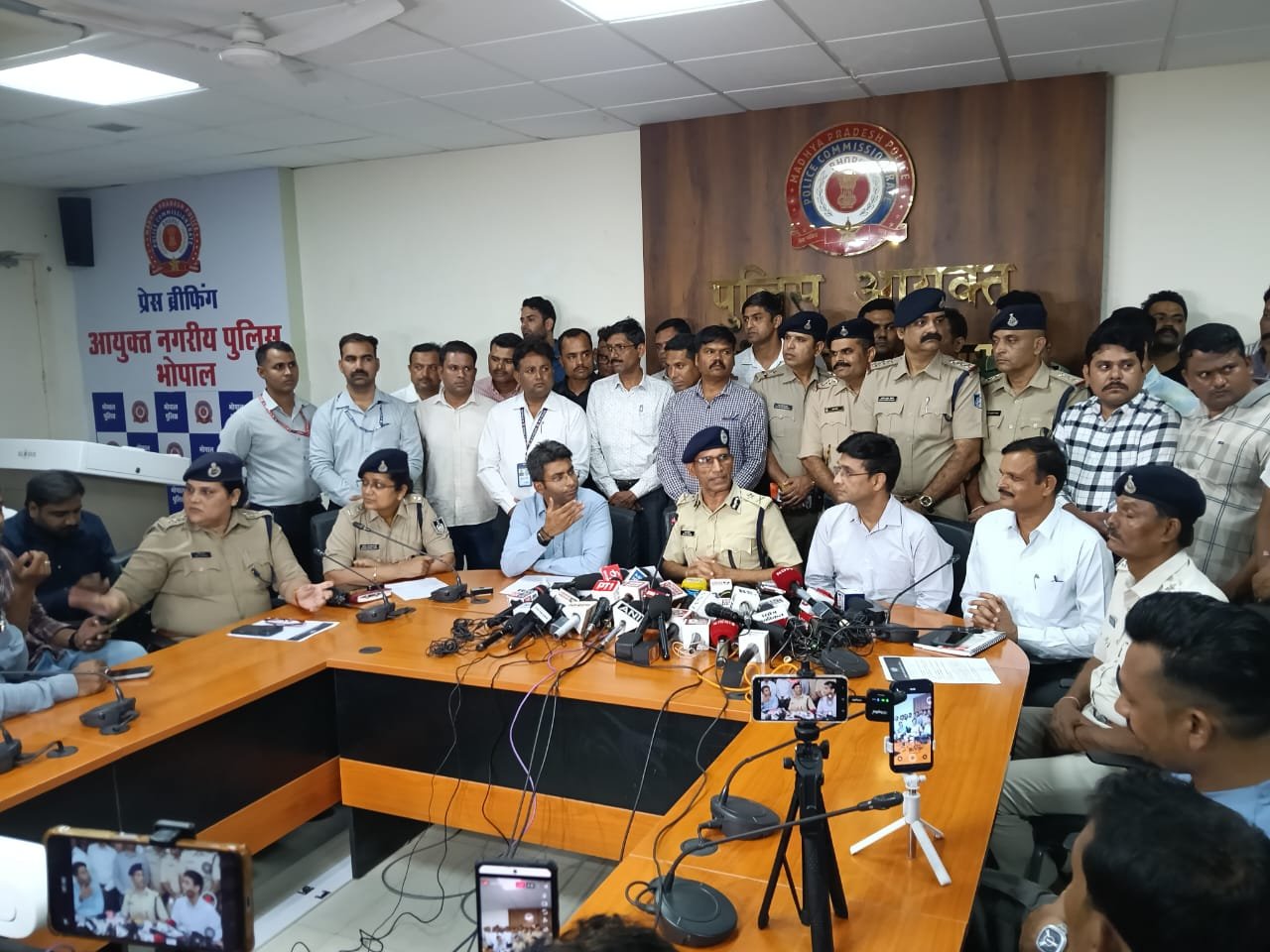 भोपाल के चर्चित ऐशबाग डबल मर्डर का हुआ खुलासा: संपत्ति हड़पने के लिए दो सगे भाइयों ने रची थी खूनी साजिश, दोनों गिरफ्तार 1 भोपाल के चर्चित ऐशबाग डबल मर्डर का हुआ खुलासा: संपत्ति हड़पने के लिए दो सगे भाइयों ने रची थी खूनी साजिश, दोनों गिरफ्तार | New India Times