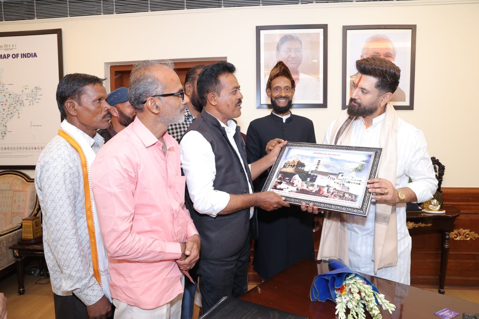 केंद्रीय मंत्री चिराग पासवान से मिले लोजपा (रा) के एमपी प्रतिनिधिमंडल, बुरहानपुर की समस्याओं के समाधान सहित चार सूत्रीय मांगपत्र सौंपा 1 केंद्रीय मंत्री चिराग पासवान से मिले लोजपा (रा) के एमपी प्रतिनिधिमंडल, बुरहानपुर की समस्याओं के समाधान सहित चार सूत्रीय मांगपत्र सौंपा | New India Times