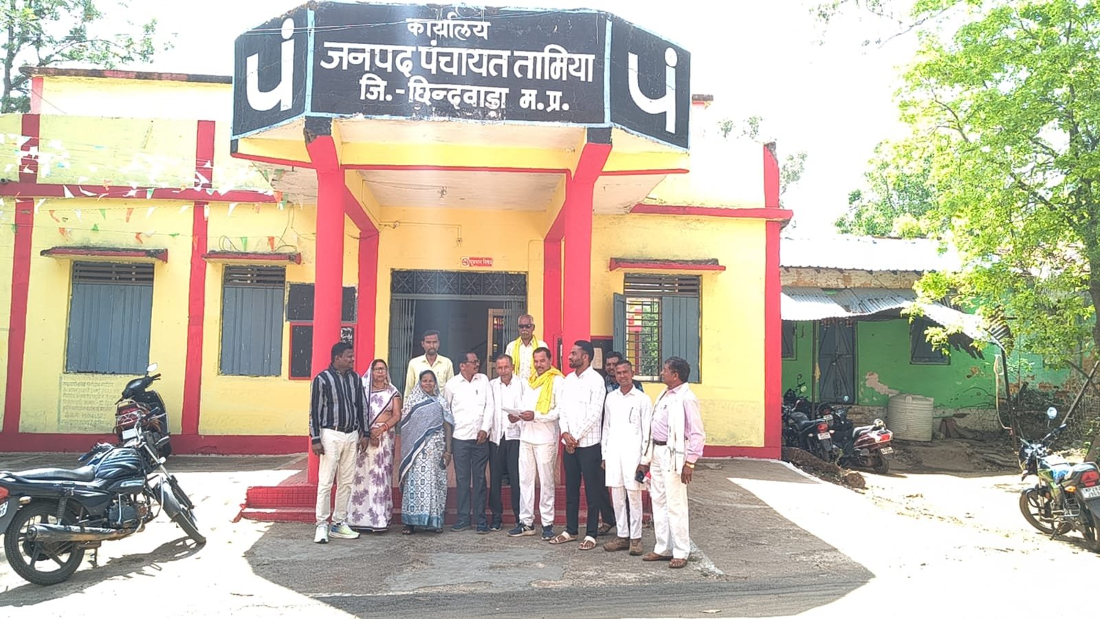 तामिया में बढ़ा विवाद: जनप्रतिनिधियों ने CEO की कार्यशैली पर उठाए सवाल 1 तामिया में बढ़ा विवाद: जनप्रतिनिधियों ने CEO की कार्यशैली पर उठाए सवाल | New India Times