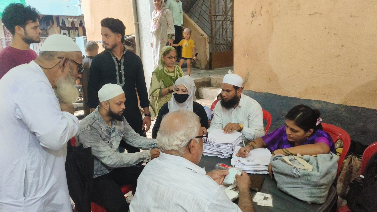 SIR फॉर्म भरने के लिए नालासोपारा में लगा कैंप, बड़ी संख्या में लोगों ने कराया पंजीयन 1 SIR फॉर्म भरने के लिए नालासोपारा में लगा कैंप, बड़ी संख्या में लोगों ने कराया पंजीयन | New India Times