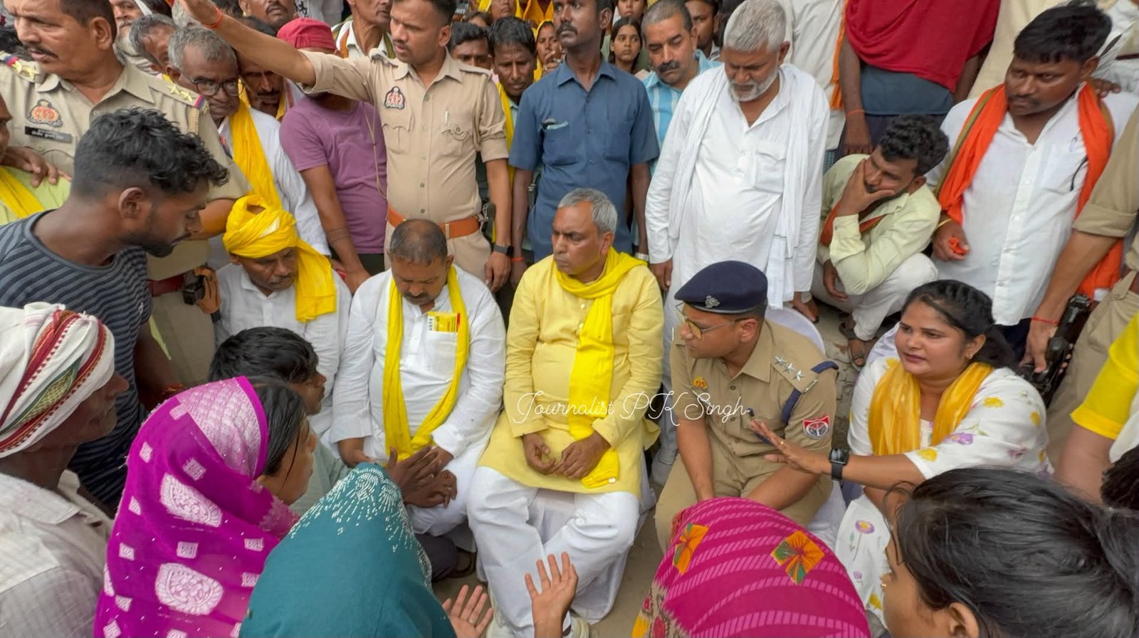 सड़क हादसे में एक ही परिवार के तीन की मौत, दो की हालत गंभीर, कैबिनेट मंत्री ओम प्रकाश राजभर ने पीड़ितों से की मुलाक़ात 1 सड़क हादसे में एक ही परिवार के तीन की मौत, दो की हालत गंभीर, कैबिनेट मंत्री ओम प्रकाश राजभर ने पीड़ितों से की मुलाक़ात | New India Times