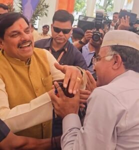 पार्षद निधि से कब्रिस्तान में लगी हाई-मास्ट लाइट, अब रात में दफन की प्रक्रिया होगी आसान