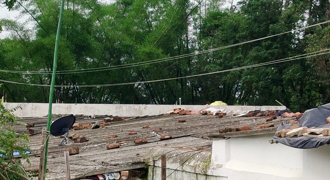 घरों के ऊपर झूल रहे खुले बिजली के तार, हादसे का खतरा; ग्रामीणों ने केबल डालने की उठाई मांग 1 घरों के ऊपर झूल रहे खुले बिजली के तार, हादसे का खतरा; ग्रामीणों ने केबल डालने की उठाई मांग | New India Times