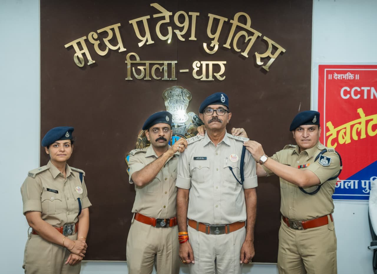 पदोन्नत पुलिस अधिकारियों का सम्मान, धार में गरिमामय ‘स्टार सेरेमनी’ आयोजित 1 पदोन्नत पुलिस अधिकारियों का सम्मान, धार में गरिमामय ‘स्टार सेरेमनी’ आयोजित | New India Times