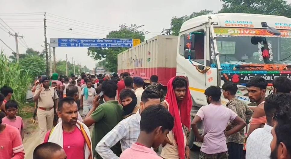 मेहंदी का रंग भी नहीं छूटा था, सड़क हादसे में नवविवाहिता की मौत; पति गंभीर रूप से घायल 1 मेहंदी का रंग भी नहीं छूटा था, सड़क हादसे में नवविवाहिता की मौत; पति गंभीर रूप से घायल | New India Times