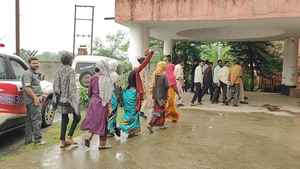 जमीन विवाद में कोर्ट केस जीतने की रंजिश: दंपति पर जानलेवा हमला, पति की हत्या, पत्नी गंभीर; 12 आरोपी व एक नाबालिग गिरफ्तार 3 जमीन विवाद में कोर्ट केस जीतने की रंजिश: दंपति पर जानलेवा हमला, पति की हत्या, पत्नी गंभीर; 12 आरोपी व एक नाबालिग गिरफ्तार | New India Times