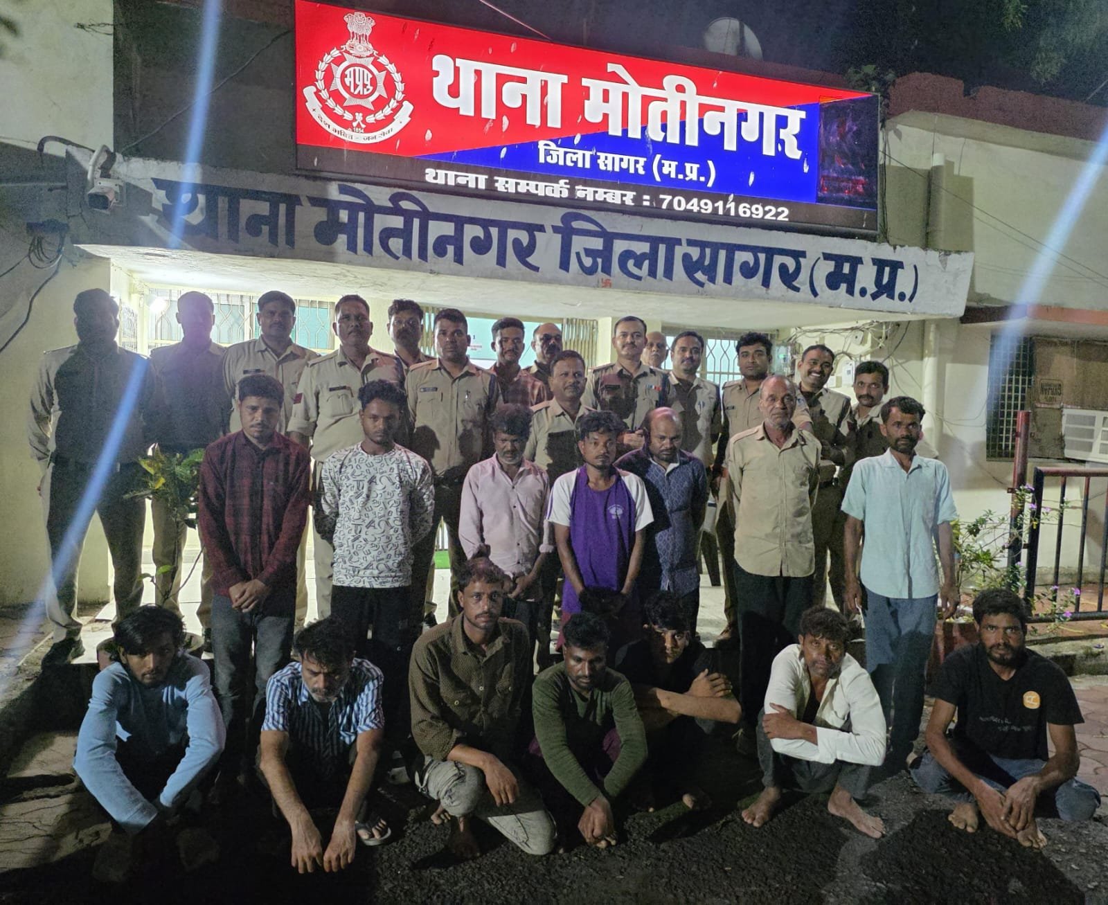 सागर पुलिस की जिलेभर में एकीकृत कॉम्बिंग गश्त, 10 साल पुराने स्थायी वारंटी गिरफ्तार; 270 वैधानिक कार्रवाइयों से अपराधियों में हड़कंप 1 सागर पुलिस की जिलेभर में एकीकृत कॉम्बिंग गश्त, 10 साल पुराने स्थायी वारंटी गिरफ्तार; 270 वैधानिक कार्रवाइयों से अपराधियों में हड़कंप | New India Times