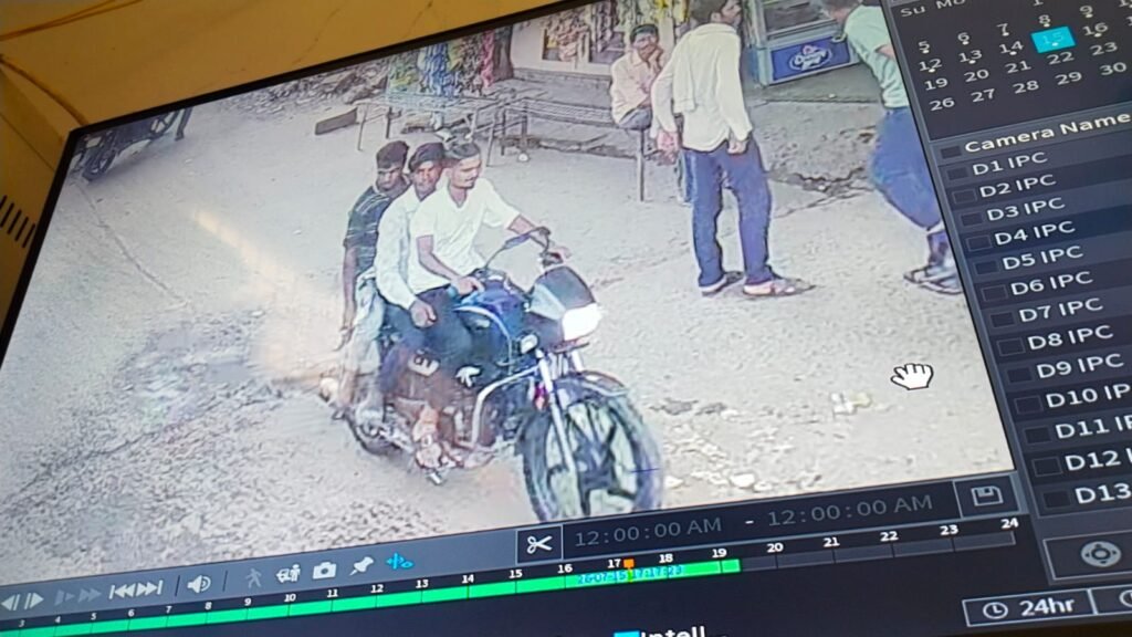 हनुमान मंदिर से दो पीतल के घंटे चोरी, CCTV फुटेज के आधार पर पुलिस ने शुरू की जांच 3 हनुमान मंदिर से दो पीतल के घंटे चोरी, CCTV फुटेज के आधार पर पुलिस ने शुरू की जांच | New India Times