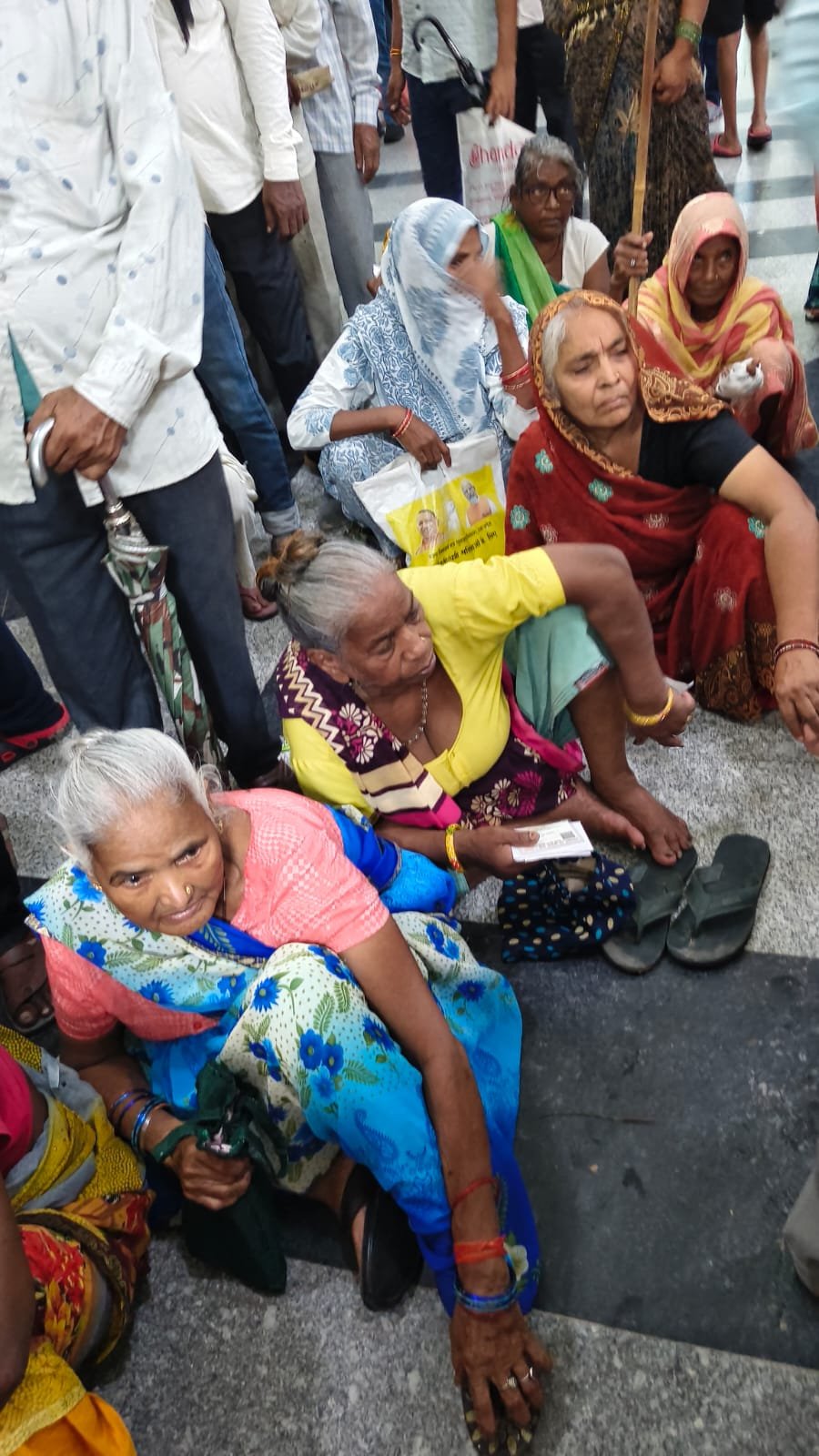 मोतीपुर ओयल जिला अस्पताल की बदहाल स्वास्थ्य व्यवस्थाएं, मरीजों और तीमारदारों को उठानी पड़ रही भारी परेशानी 1 मोतीपुर ओयल जिला अस्पताल की बदहाल स्वास्थ्य व्यवस्थाएं, मरीजों और तीमारदारों को उठानी पड़ रही भारी परेशानी | New India Times