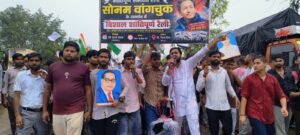 मूसलाधार बारिश में भी छात्रों का प्रदर्शन जारी, धर्मेंद्र प्रधान के इस्तीफे की मांग को लेकर निकाली रैली