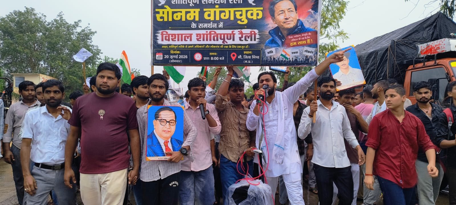 मूसलाधार बारिश में भी छात्रों का प्रदर्शन जारी, धर्मेंद्र प्रधान के इस्तीफे की मांग को लेकर निकाली रैली 1 मूसलाधार बारिश में भी छात्रों का प्रदर्शन जारी, धर्मेंद्र प्रधान के इस्तीफे की मांग को लेकर निकाली रैली | New India Times
