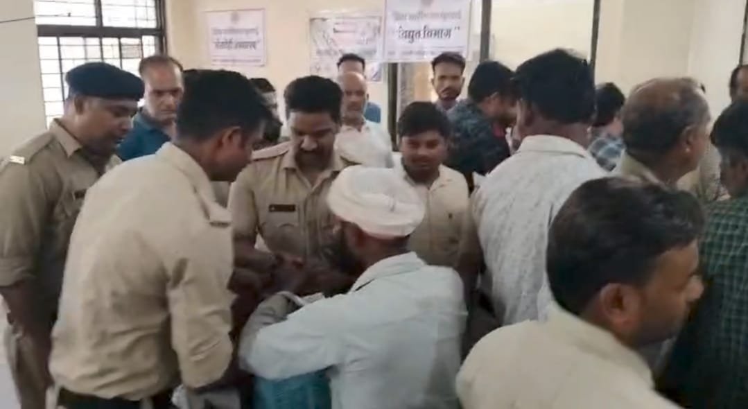 जनसुनवाई में आत्मदाह की कोशिश से मचा हड़कंप, राजस्व विभाग पर उत्पीड़न के आरोप 1 जनसुनवाई में आत्मदाह की कोशिश से मचा हड़कंप, राजस्व विभाग पर उत्पीड़न के आरोप | New India Times