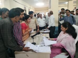 देवरी जनसुनवाई में प्रधानाध्यापिका की शिकायत: अजीम प्रेमजी फाउंडेशन पर स्कूल कक्षों पर कब्जे का आरोप